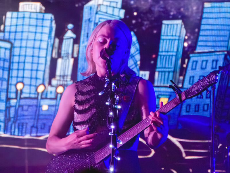 Phoebe Bridgers estrena ‘Lost Weekend’ a oscuras en el planetario y sin móviles