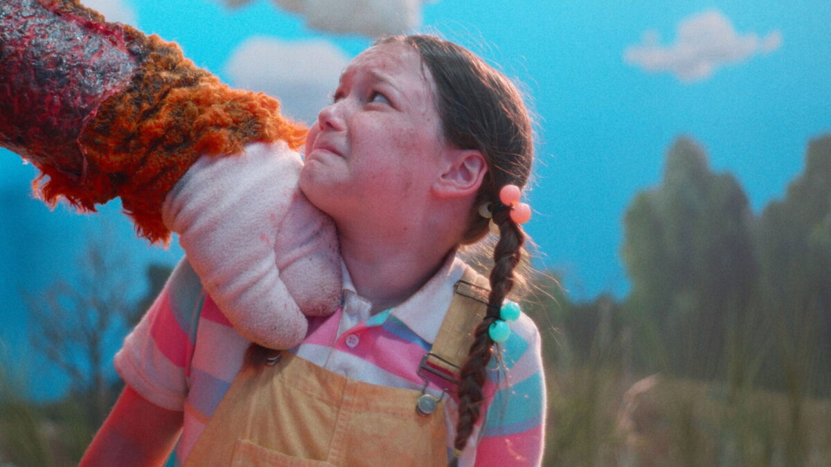 „Buddy”, parodia cu unicornul ucigaș a lui Casper Kelly, aduce Roadside cel mai bun debut de la pandemie