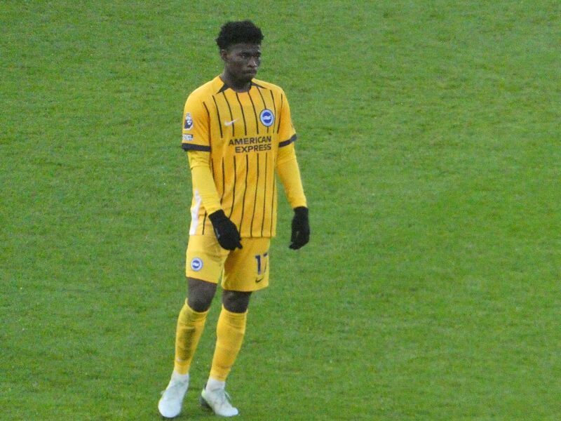Carlos Baleba signe à Manchester United en provenance de Brighton : 70 M£ pour parier sur le joueur qu&rsquo;il était