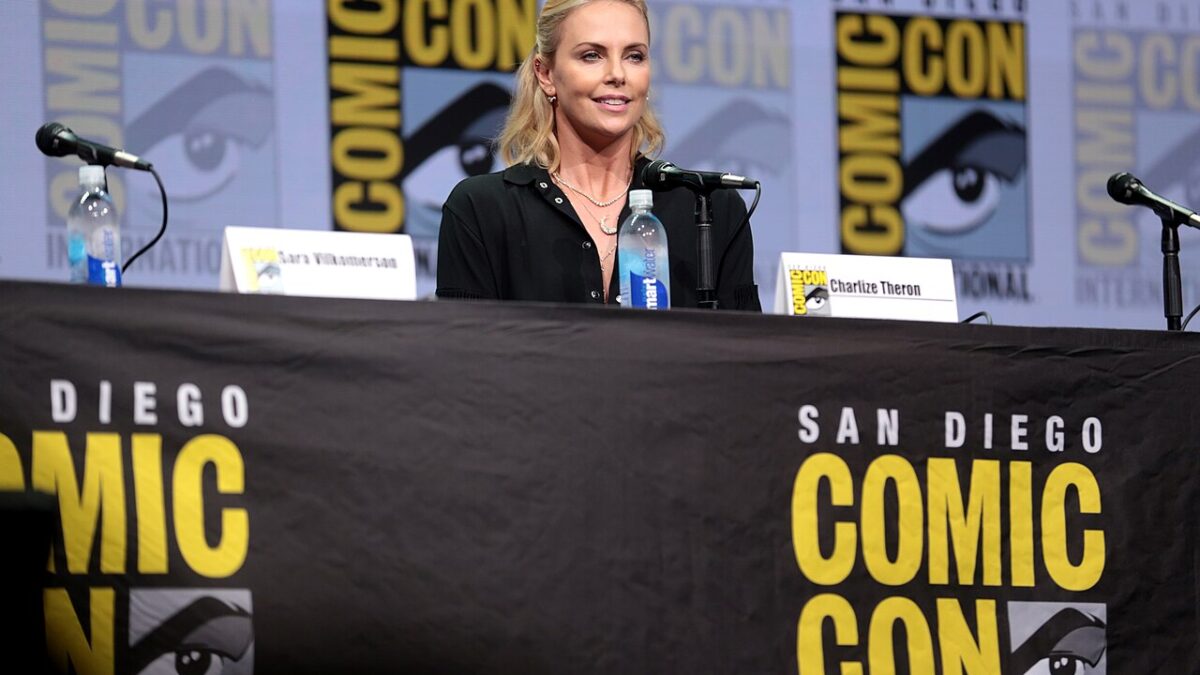 Charlize Theron s&rsquo;habille contre Calypso : son style pour « L&rsquo;Odyssée » est une armure, pas une évolution