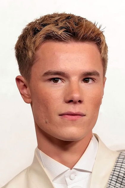 Edvin Ryding como Simon Vibenius