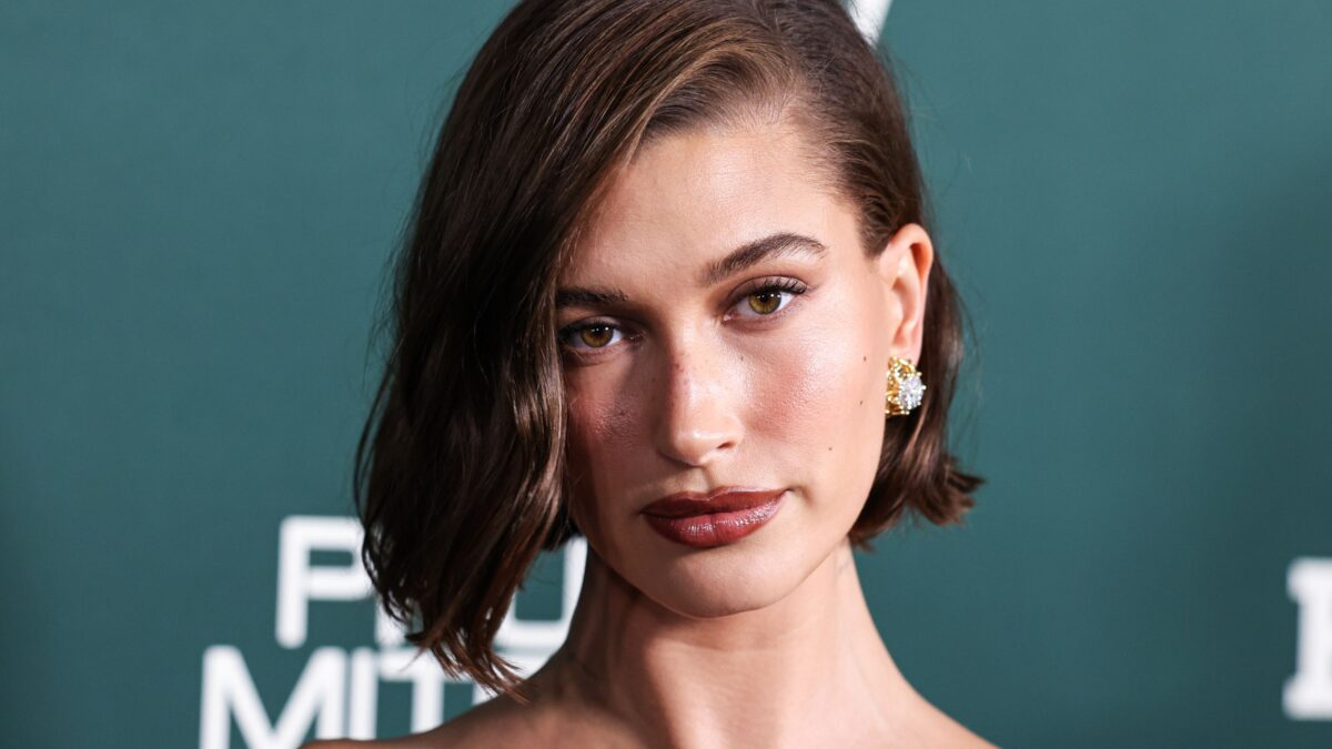 La campaña de Hailey Bieber para Gap no revive los 90: los fabrica