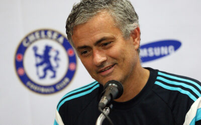 Mourinho assinou para suceder Ferguson no Manchester United e escolheu se sentir amado