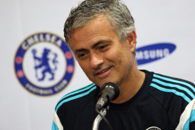 Mourinho firmó para relevar a Ferguson en el Manchester United y se echó atrás por sentirse querido