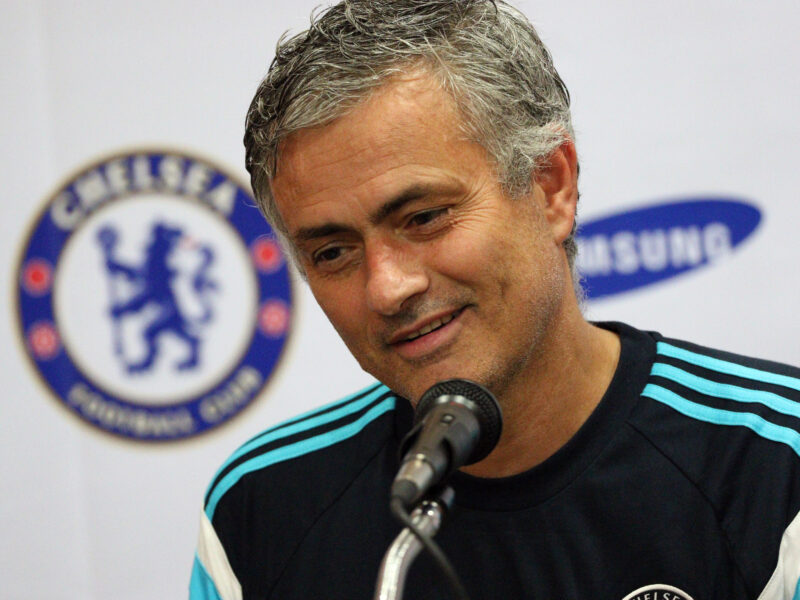 Mourinho firmó para relevar a Ferguson en el Manchester United y se echó atrás por sentirse querido
