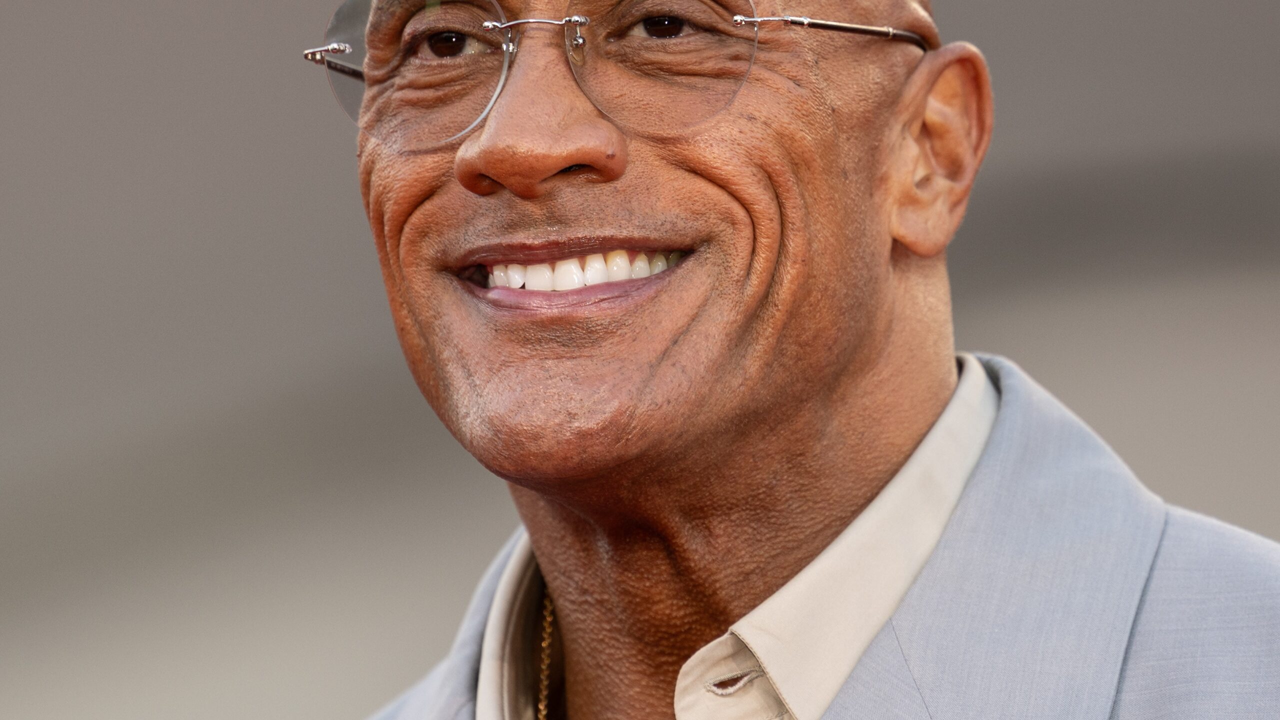 Dwayne Johnson vuelve con Safdie y desaparece bajo cinco horas de maquillaje en ‘Lizard Music’