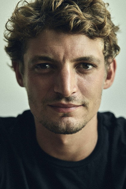 Niels Schneider dans le rôle de Général Leclerc