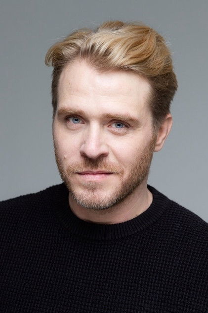 Henrik Norlén como Max Abrahamsson