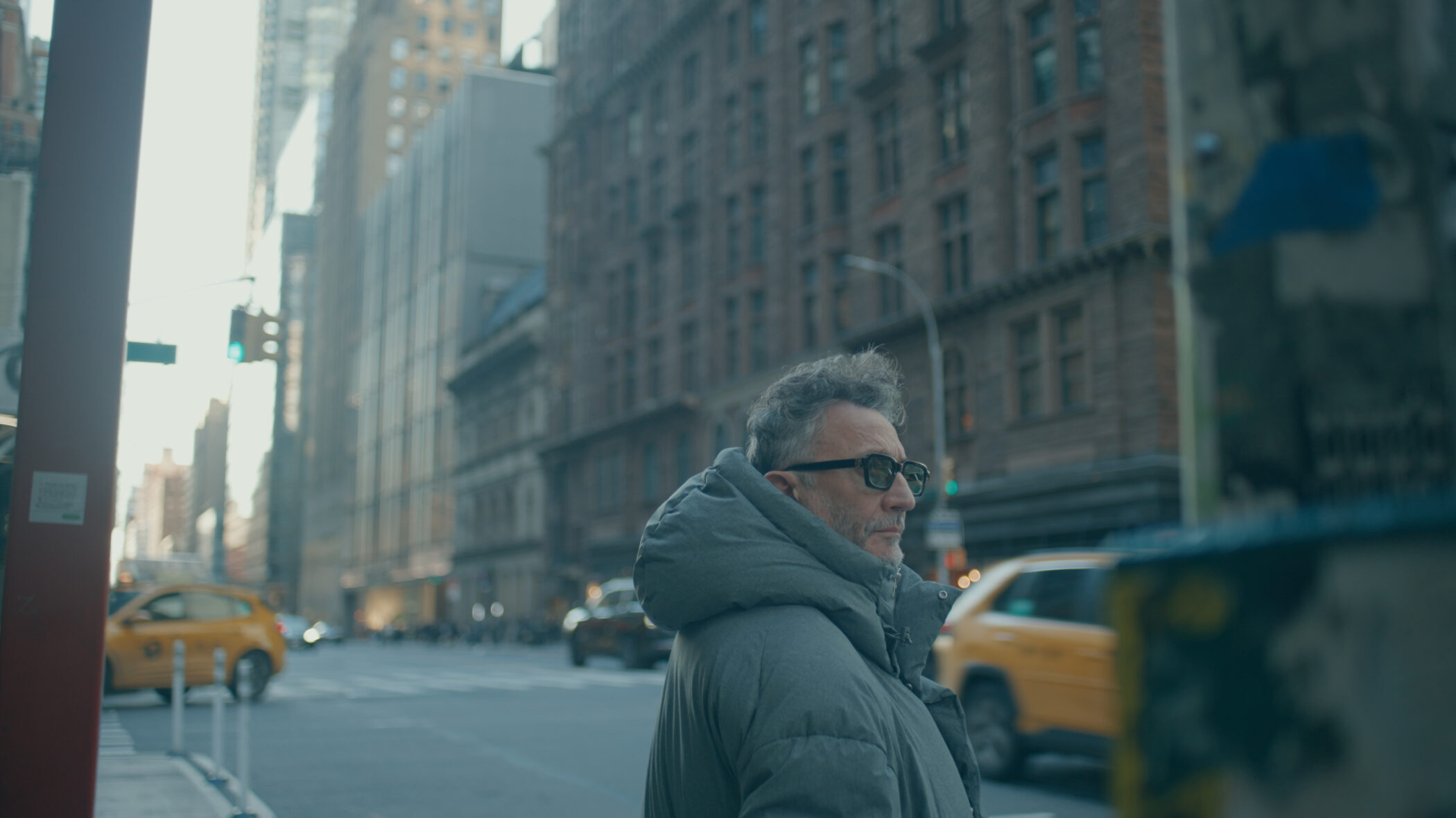 Fito Paez on a New York street in the Netflix documentary