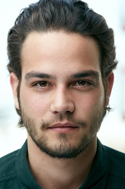 Daniel Zovatto como Greg Hannigan