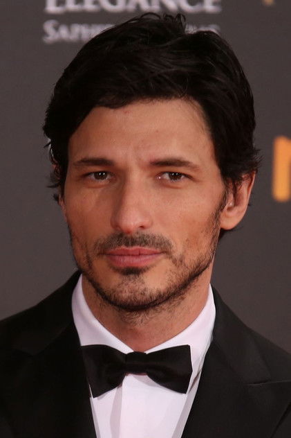 Andrés Velencoso como Mateo Garcia