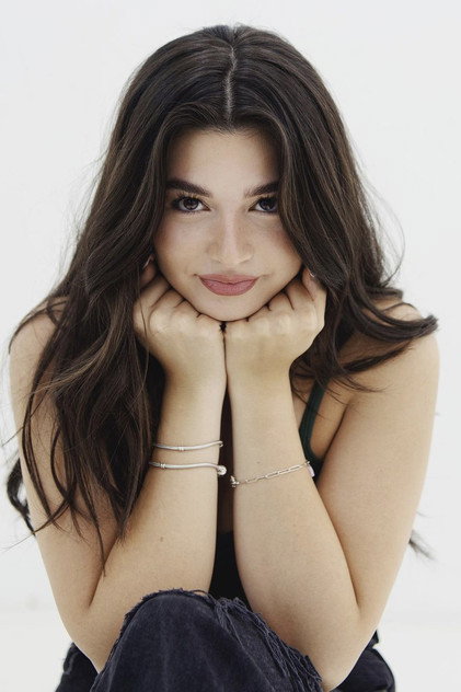 Yara Mustafa 역 Dina
