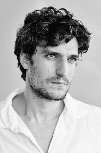 Louis Garrel como Yves Dayan