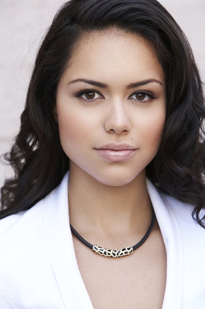 Alyssa Diaz dans le rôle de Angela Lopez