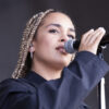 Jorja Smith troca o soul íntimo pela pista em What Are The Odds