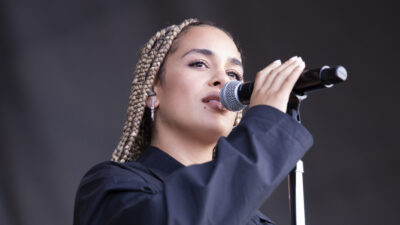 Jorja Smith cantando en un festival