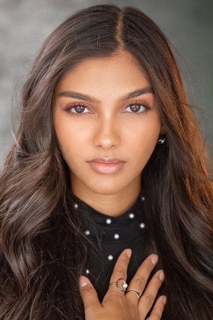 Brenna Marie Narayan como Maria