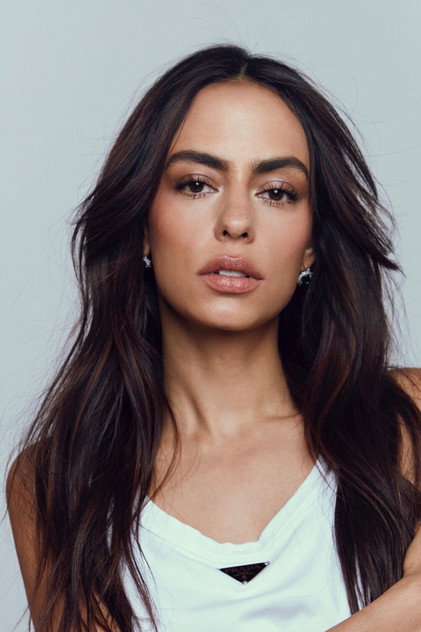 Paola Fernández como Isaura