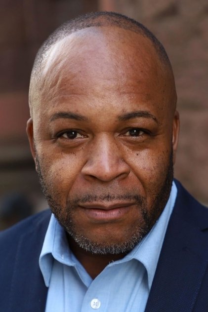 Michael Everett Johnson como Mike the Bodega Clerk