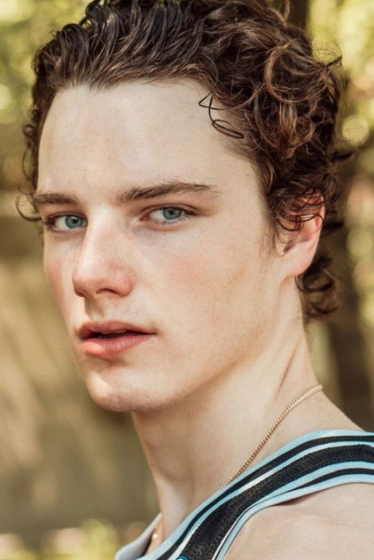 Graham Campbell como Sherfey