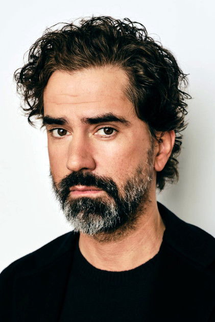 Hamish Linklater के रूप में Norman Collins