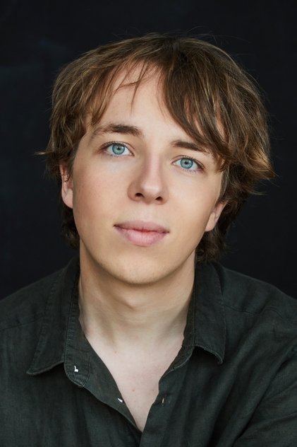 Ed Oxenbould como Tim