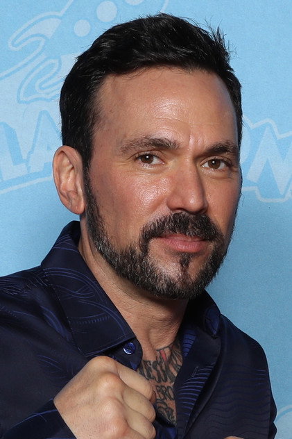 Jason David Frank como Erik Reed / White Dragon