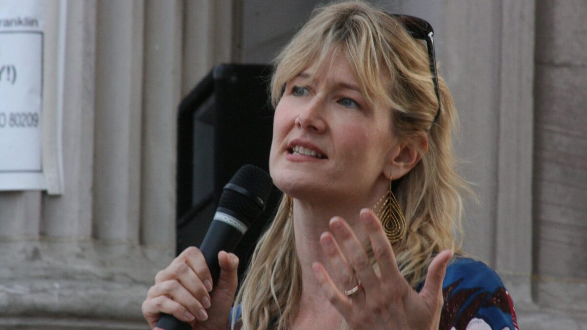 Venecia corona a Clooney con el León de Oro por su trayectoria, y deja que Laura Dern se lo entregue