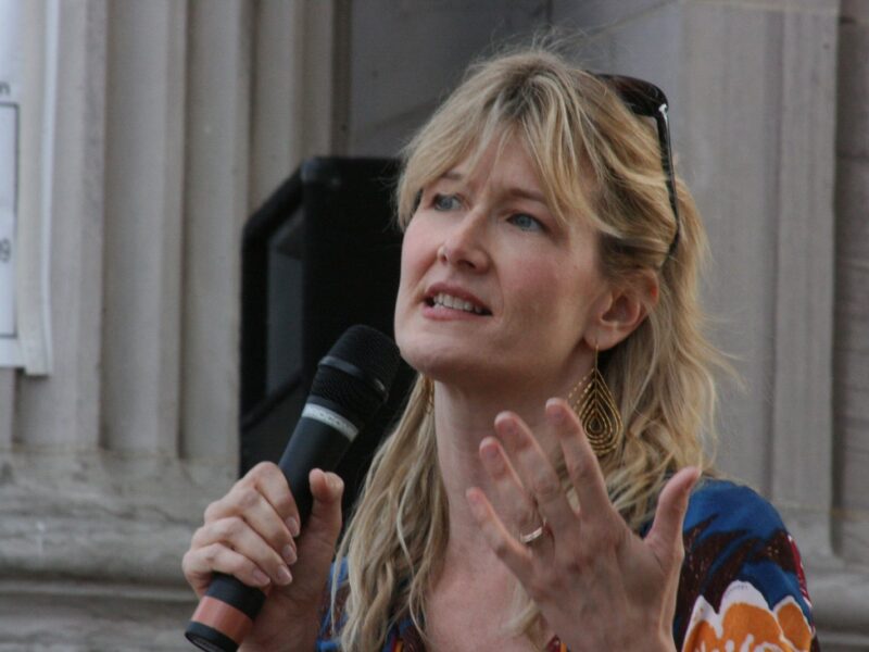 Venise couronne Clooney d’un Lion d’or pour sa carrière, et confie à Laura Dern le soin de le remettre