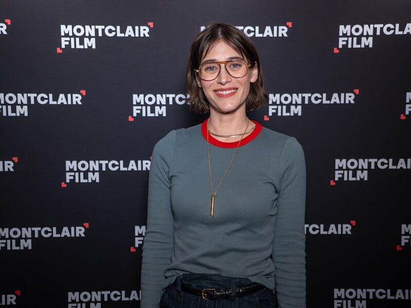 Lizzy Caplan, a actriz que transforma papéis invisíveis na razão de ver cada série