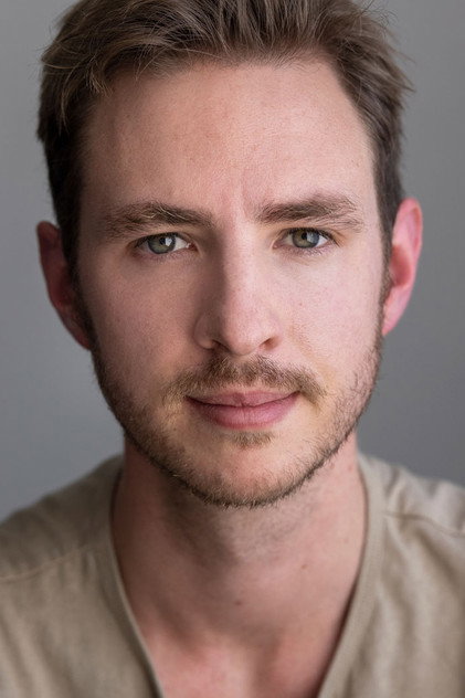Nick Davies como Mike the Orderly