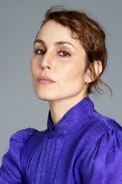 Noomi Rapace como María