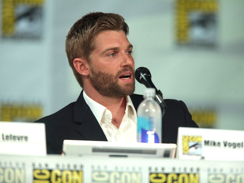 Mike Vogel, o ator americano que trocou os holofotes pela vida em família