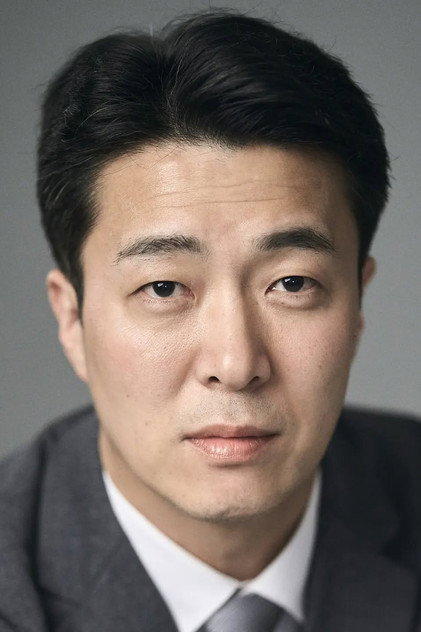 Kang Myung-soo as Commander of the royal guard