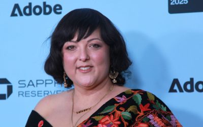 『Abigail’s Party』タムジン・アウスウェイトは圧巻、だがナディア・フォールの再演はマイク・リーの残酷さを和らげる