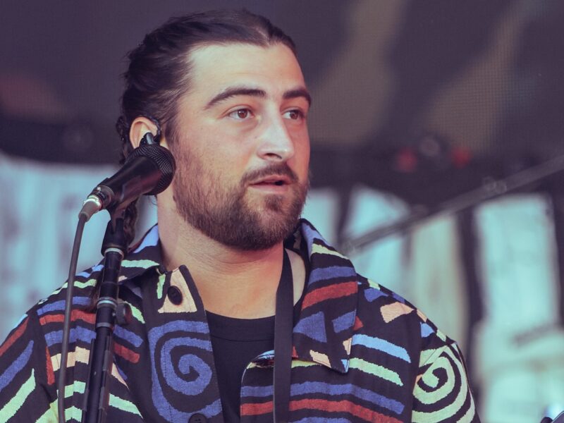 Noah Kahan lleva la intimidad de sus fans al tamaño de un estadio con ‘The Last of the Bugs World Tour’