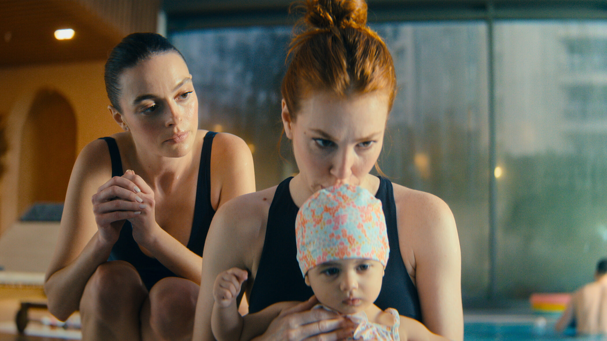 Melis Sezen as Nazlı and Elçin Sangu as Funda with the baby at the pool in Not a Stranger