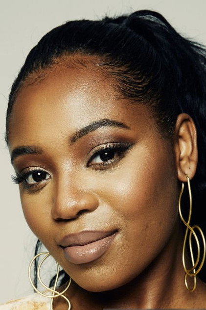 Hailey Kilgore como Carolyn Franklin