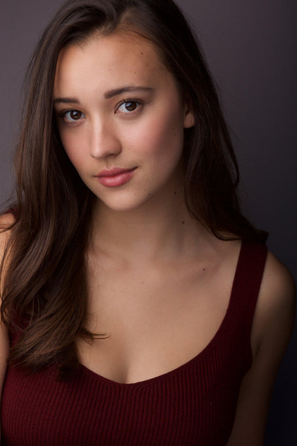 Molly B. Thomas como Sofia