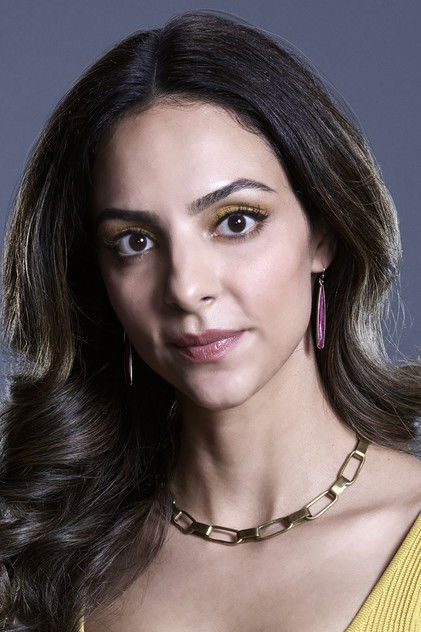Tala Ashe nel ruolo di Hillary