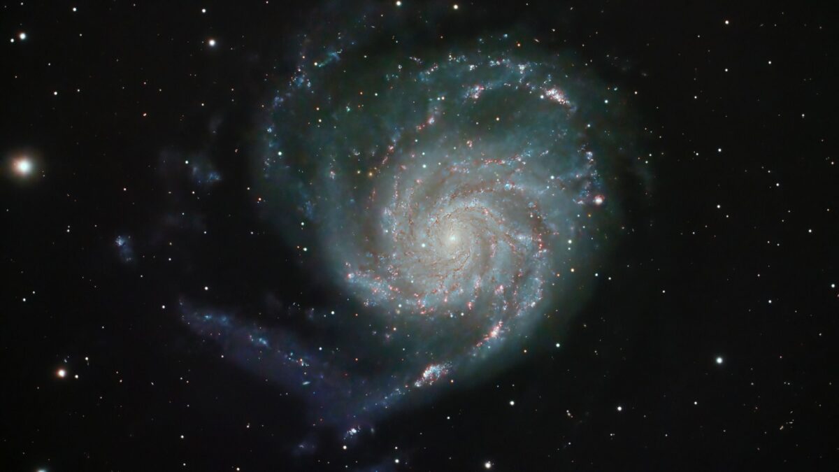 Le JWST découvre que les premières galaxies massives cachent quatre fois plus de masse que prévu