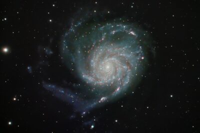 Le JWST découvre que les premières galaxies massives cachent quatre fois plus de masse que prévu
