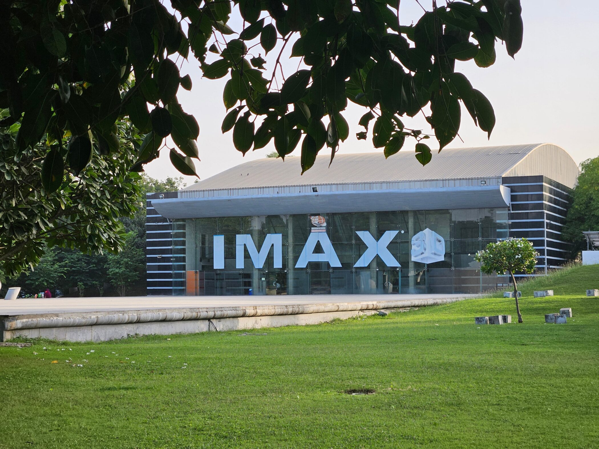 Șanțul IMAX: de ce ultimul avantaj real al cinemaului stă pe 30 de proiectoare de peliculă