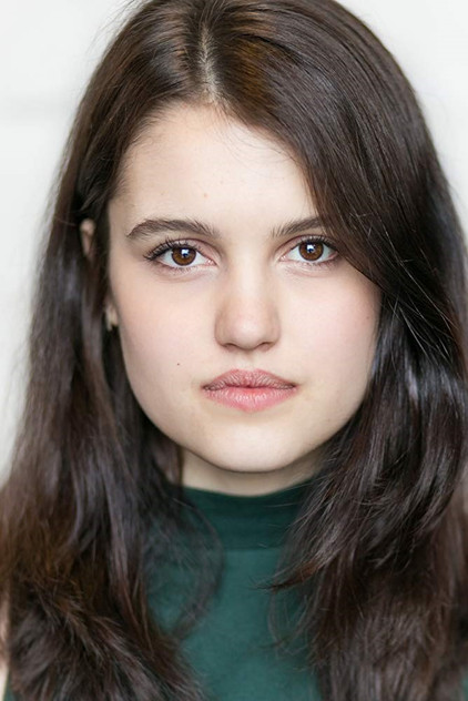 Chloé Sweetlove como Amara