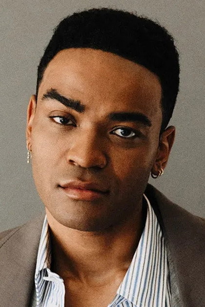 Owen Thiele nel ruolo di Anton Evans