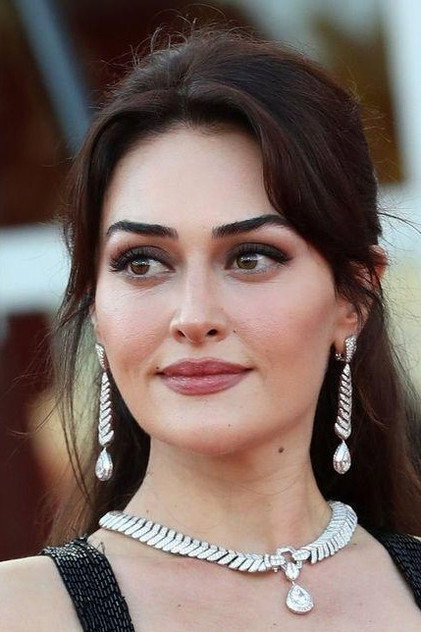 Esra Bilgiç como Alin