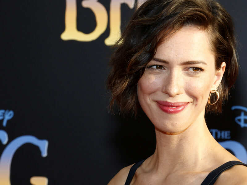 Rebecca Hall, zwanzig Jahre Präzision im Hintergrund — und dann Passing