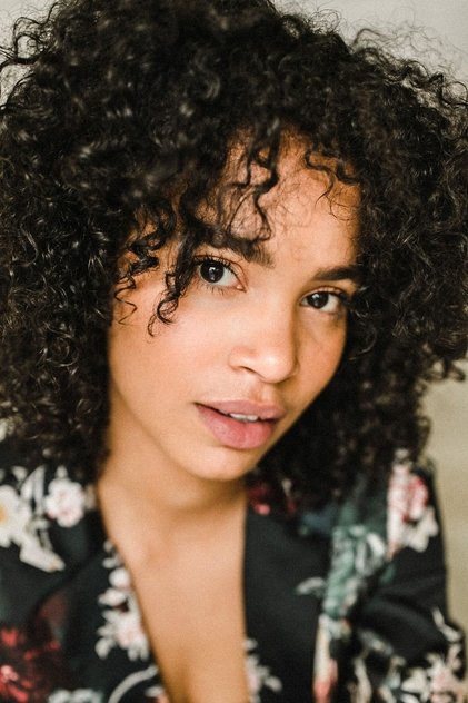Nesta Cooper como Emily Wittle