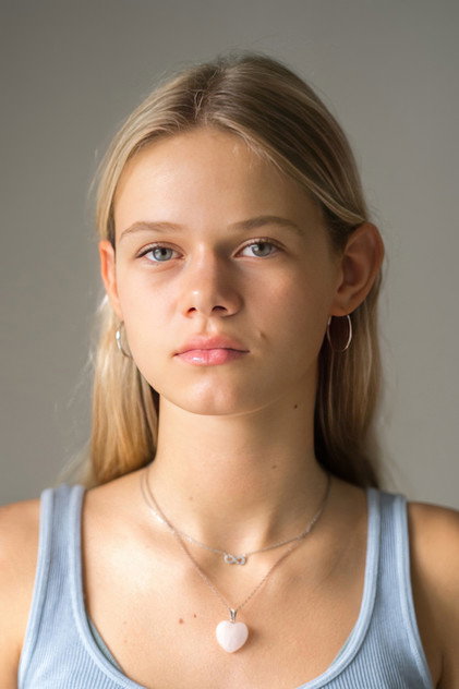 Maya Kintera como Lucie (15)