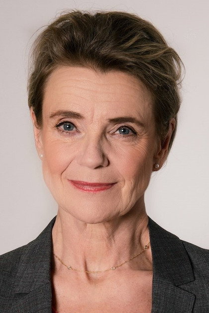 Stina Ekblad como Caroline